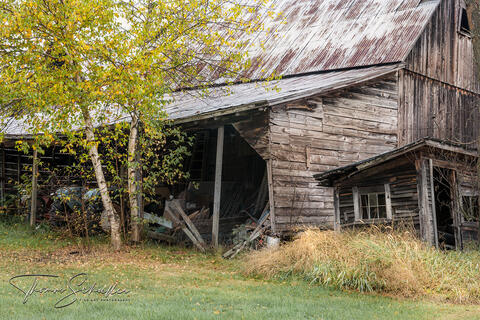 a dilapidated old Vermont barn in the idyllic village of Waitsfield on an autumn afternoon | scenic Vermont photography by Thom Schoeller 